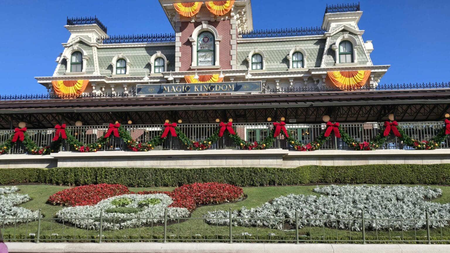 Disney’s Magic Kingdom Transforms From Halloween to Christmas Holidays