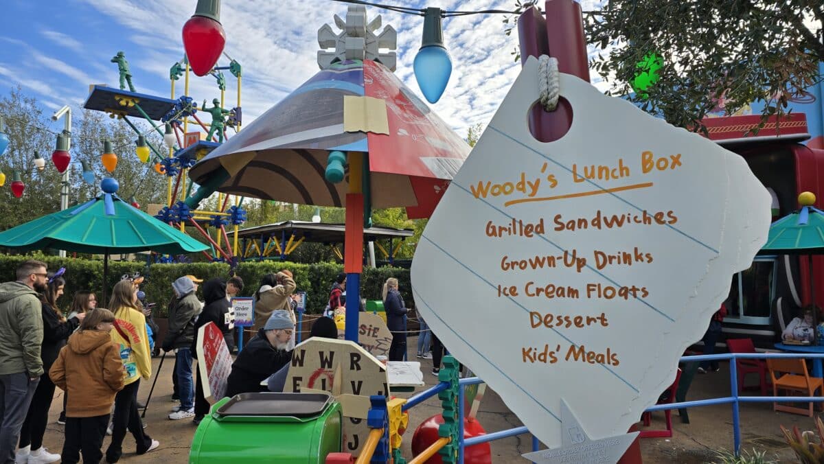 Seating Reopens at Woody's Lunch Box—No Shade Added