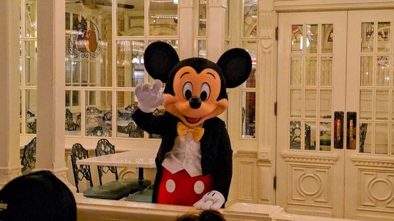 Rare Character "Kiss Goodnight" Surprise Guests at Magic Kingdom Closing