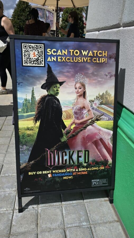 Meet the Witches of Oz at Universal Studios Elphaba and Glinda are Back