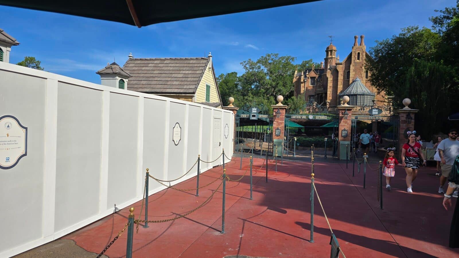 Forget Disney World's Wall-cot! Welcome to Wall-tierland!