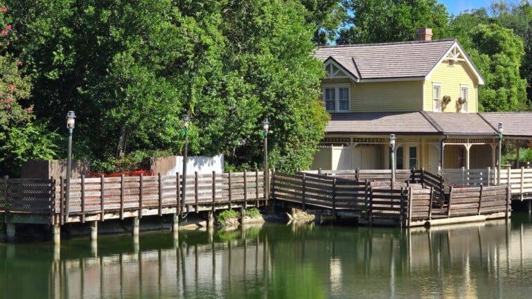 Tom ❤️ Becky Wall Removed from Disney World