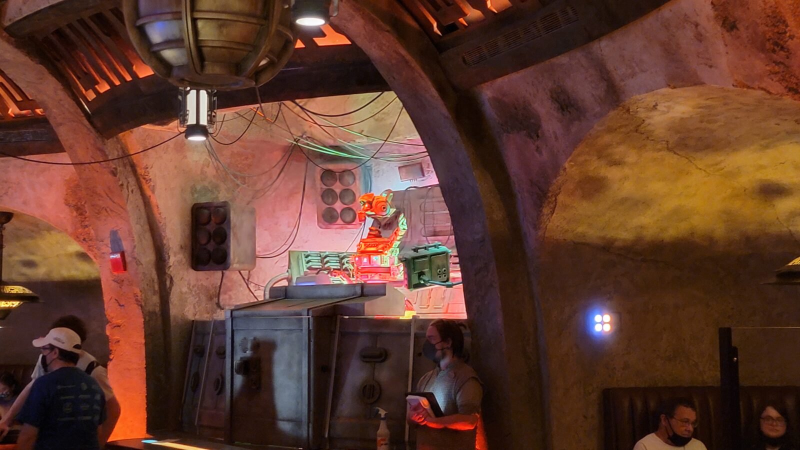 Star Wars Galaxy's Edge News: Reservations End at Oga's Cantina, Disneyland transitions to Walk-Up Only Access