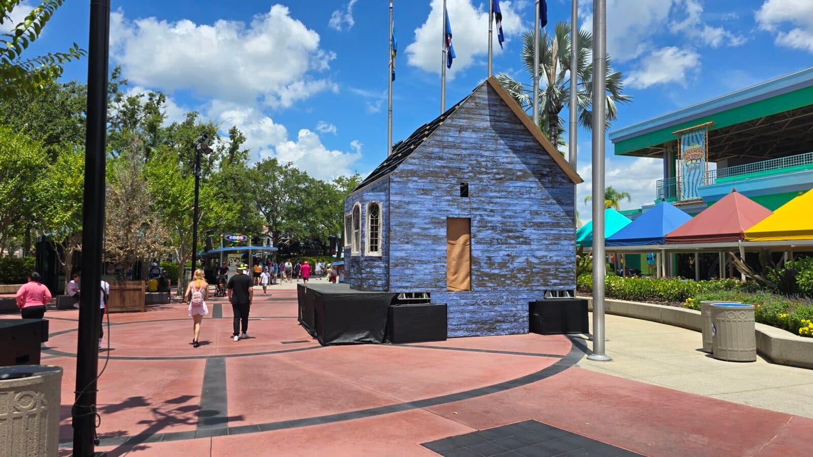 HHN 2025 Universal Orlando The Cat Lady of Crooked Lane Scare Zone Story