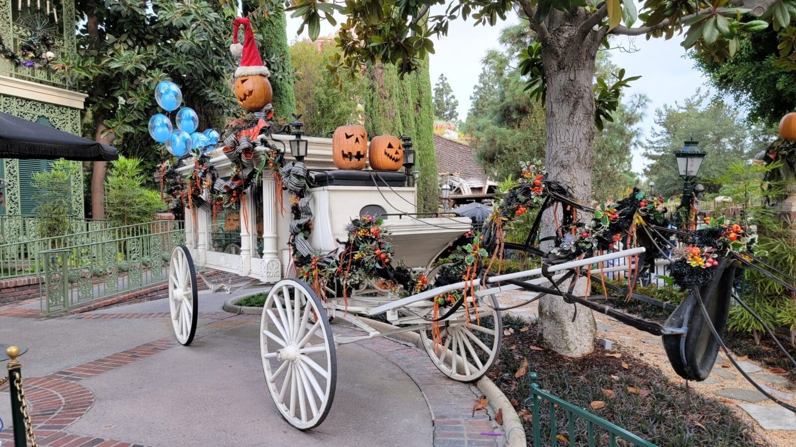 D23 Invites Gold Members to a 'Spirited Celebration' with "Making Haunted Mansion Holiday Hosted by Don Hahn"
