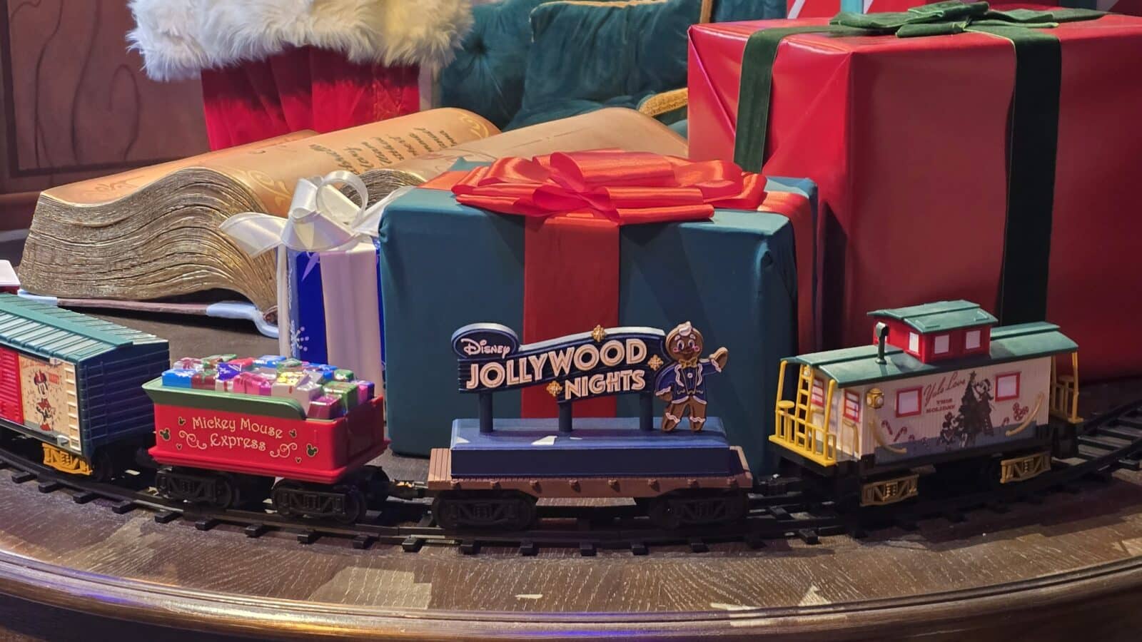 Come With Us! We're Meeting Santa Claus at Disney's Hollywood Studios