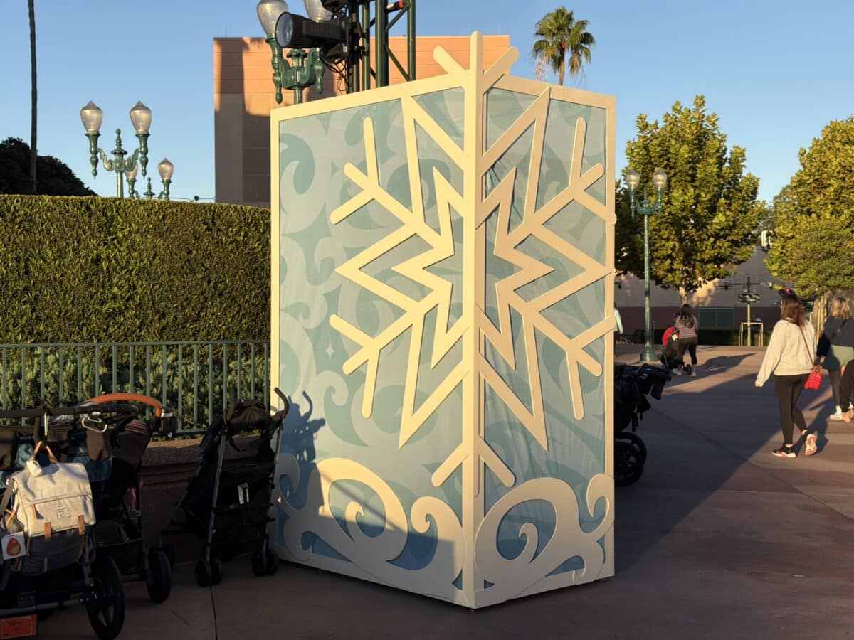 Glisten! Stage at Jollywood Nights Updated for 2025