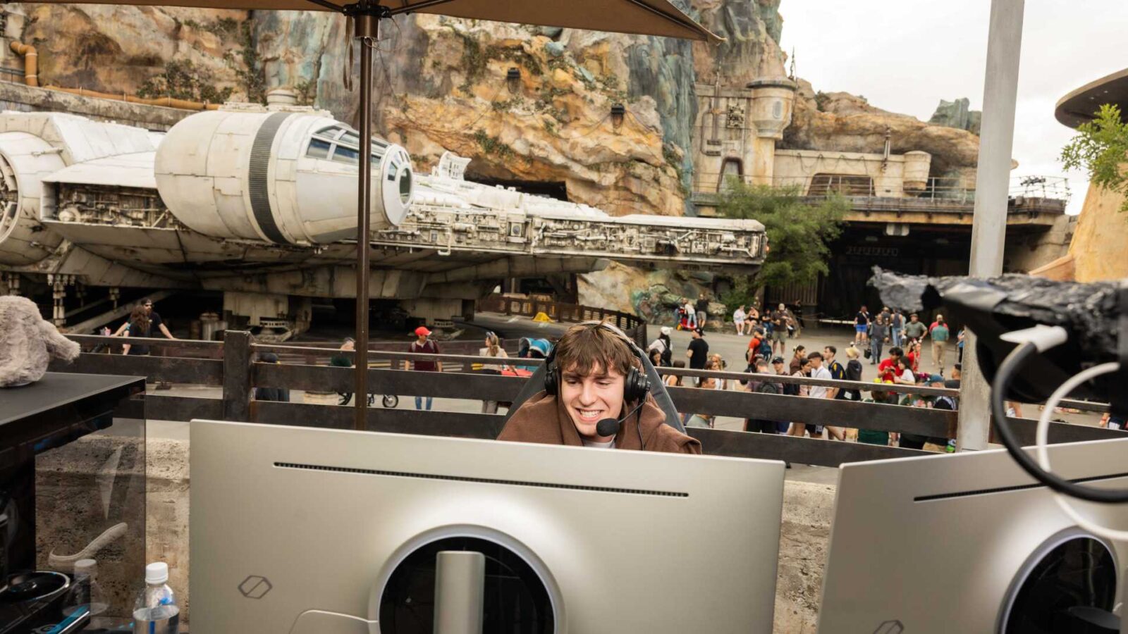 Images Clixmas Live Streamed from Star Wars Galaxys Edge in Walt Disney World