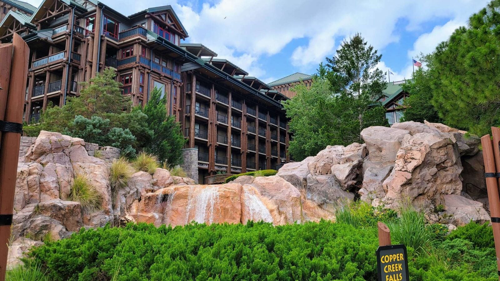 Disney Influencers Visited Wilderness Lodge During AC Outage to Film Cooling Stations Meant for Guests Fantasy Land News Disney Influencers Visited Wilderness Lodge During AC Outage to Film Cooling Stations Meant for Guests