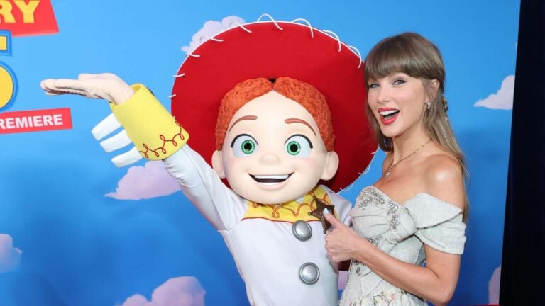 Taylor Swift Performs "I Knew It, I Knew You" Live at Toy Story 5 World Premiere